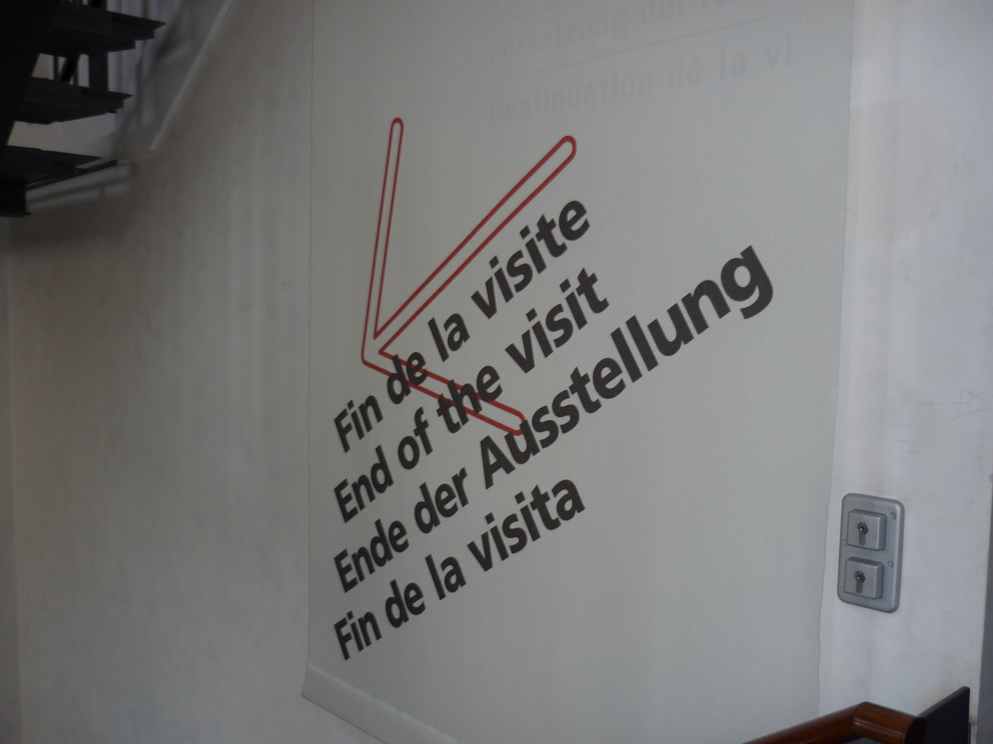 Bild mit Wegweiser: Ende der Ausstellung
