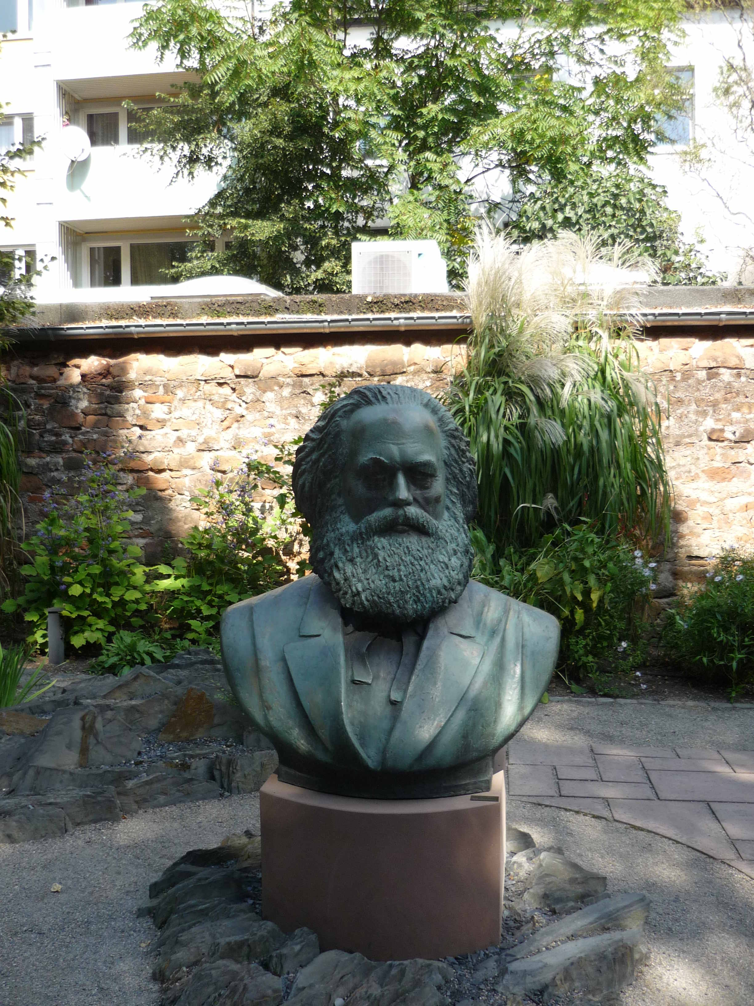 Marx Büste im Garten des Karl-Marx-Haus
