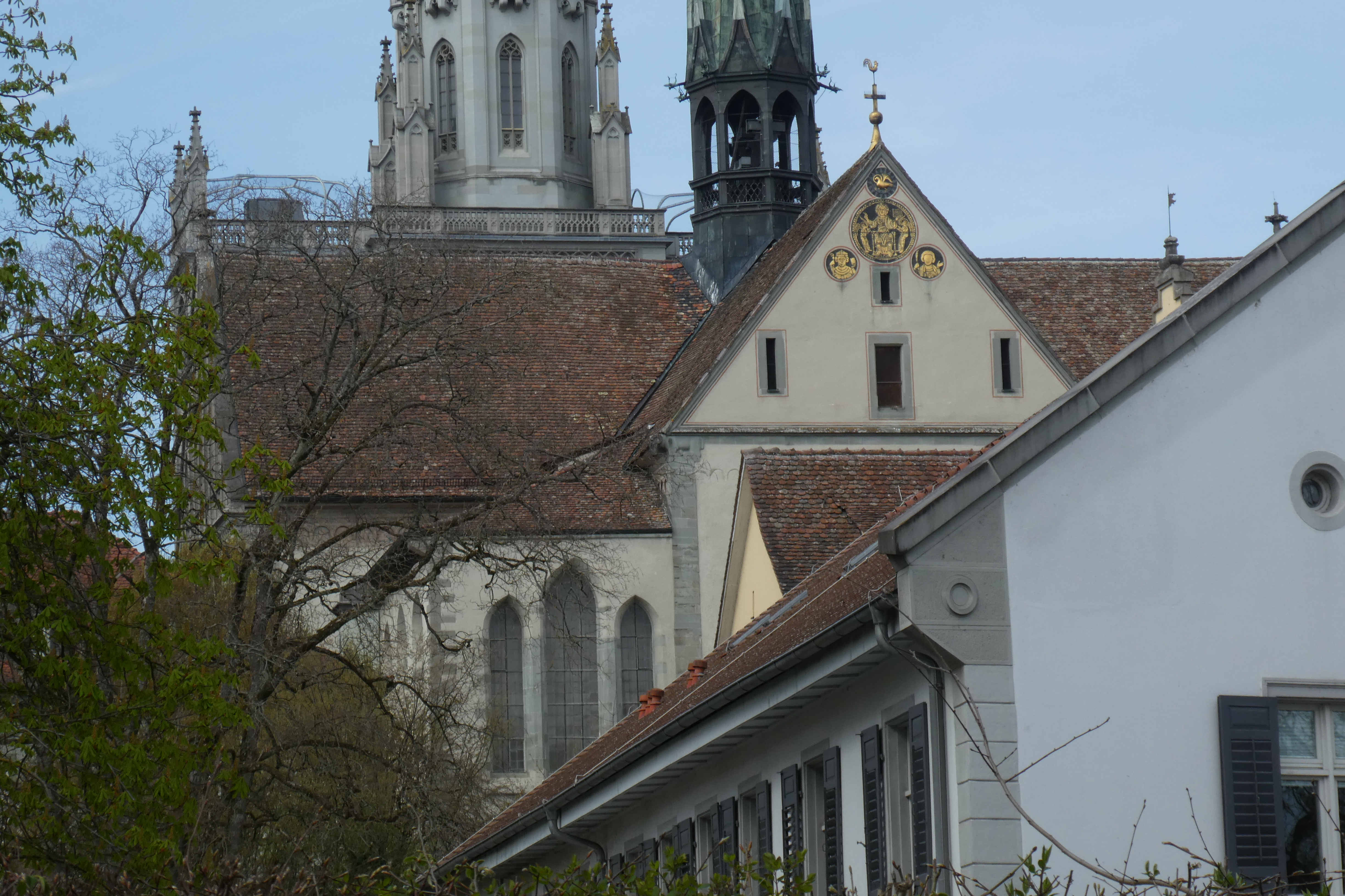 Goldscheiben am Westgiebel des Konstanzer Münsters